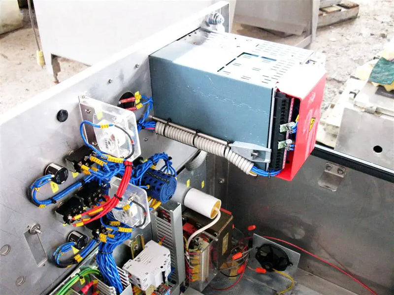 Panel de control de acero inoxidable con componentes Alfa Laval y transductor de densidad de líquido Tetra Pak