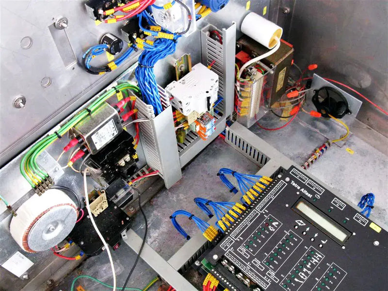 Panel de control de acero inoxidable con componentes Alfa Laval y transductor de densidad de líquido Tetra Pak
