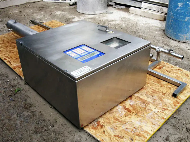 Panel de control de acero inoxidable con componentes Alfa Laval y transductor de densidad de líquido Tetra Pak