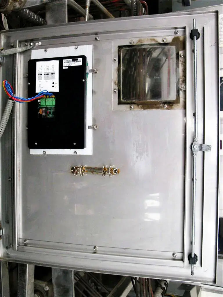 Panel de control de acero inoxidable con componentes Alfa Laval y transductor de densidad de líquido Tetra Pak