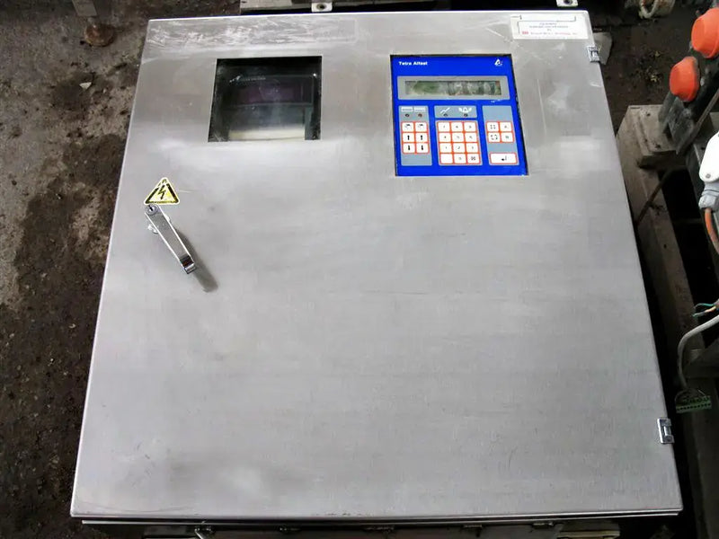 Panel de control de acero inoxidable con componentes Alfa Laval y transductor de densidad de líquido Tetra Pak