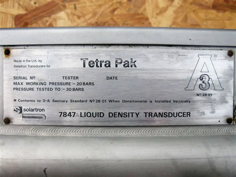 Panel de control de acero inoxidable con componentes Alfa Laval y transductor de densidad de líquido Tetra Pak