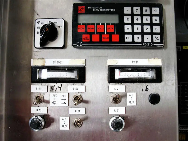 Panel de control de acero inoxidable con componentes Alfa Laval y transductor de densidad de líquido Tetra Pak