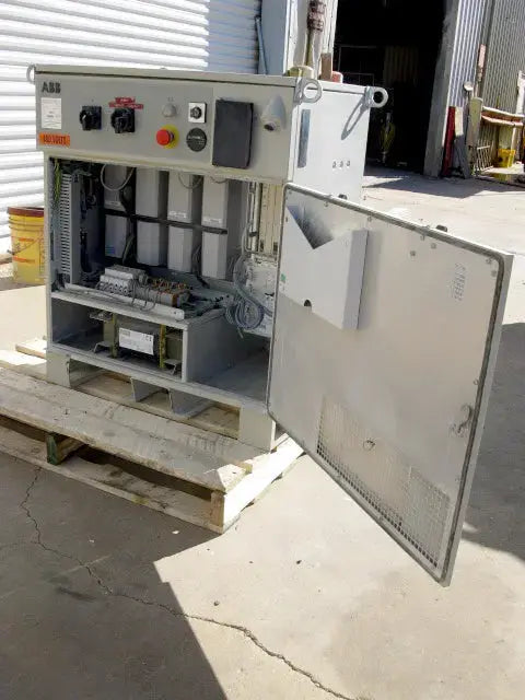 Paquete de brazo robótico industrial serie IRB 2400 de ABB Robotics