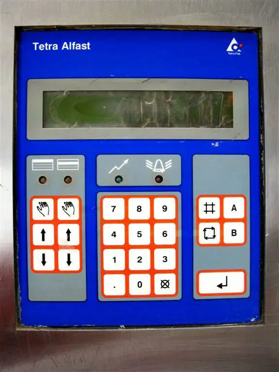 Panel de control de acero inoxidable con componentes Alfa Laval y transductor de densidad de líquido Tetra Pak