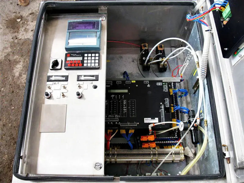 Panel de control de acero inoxidable con componentes Alfa Laval y transductor de densidad de líquido Tetra Pak