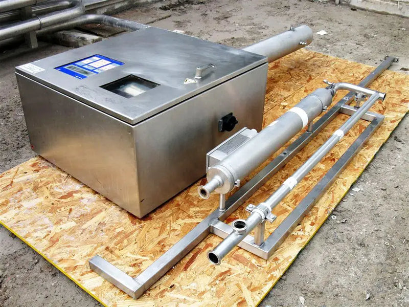 Panel de control de acero inoxidable con componentes Alfa Laval y transductor de densidad de líquido Tetra Pak