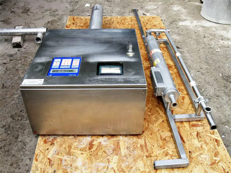 Panel de control de acero inoxidable con componentes Alfa Laval y transductor de densidad de líquido Tetra Pak