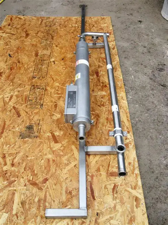 Panel de control de acero inoxidable con componentes Alfa Laval y transductor de densidad de líquido Tetra Pak