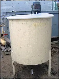 Tanque de lotes de fibra de vidrio con mezclador Neptune - 150 galones
