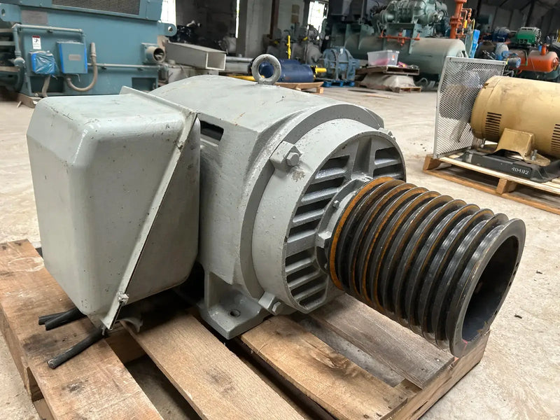 Motor eléctrico trifásico Toshiba (125 HP, 1760 RPM, 230/460 V)