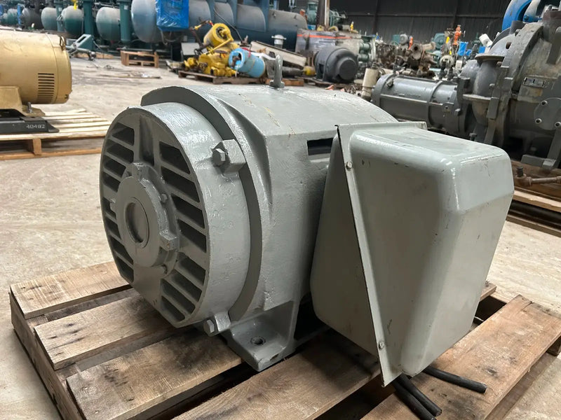 Motor eléctrico trifásico Toshiba (125 HP, 1760 RPM, 230/460 V)