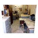 Escritorio, sillas y armarios.