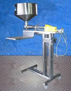 Llenadora neumática de pistón único, 24 onzas líquidas. Onz.