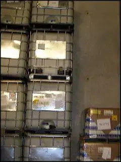 Tote enjaulado de acero con revestimiento de polietileno
