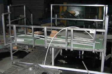Plataforma elevada de acero inoxidable.
