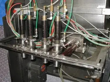 Llenadora de pistón RAQUE de 4 válvulas con mezclador de paleta superior