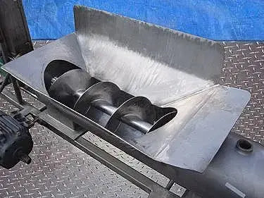Alimentador de tornillo sinfín con tolva: aprox. 5,5 pies cúbicos.