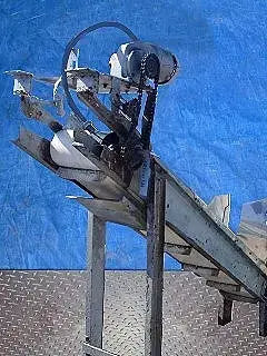 Transportador elevado construido en taller con correa con listones