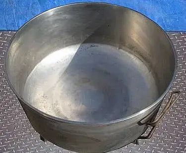 Tazones de acero inoxidable sobre carros: 100 galones