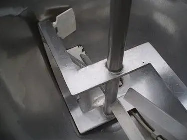 Hervidor con camisa de vapor de acero inoxidable con agitador de superficie raspada - 50 galones