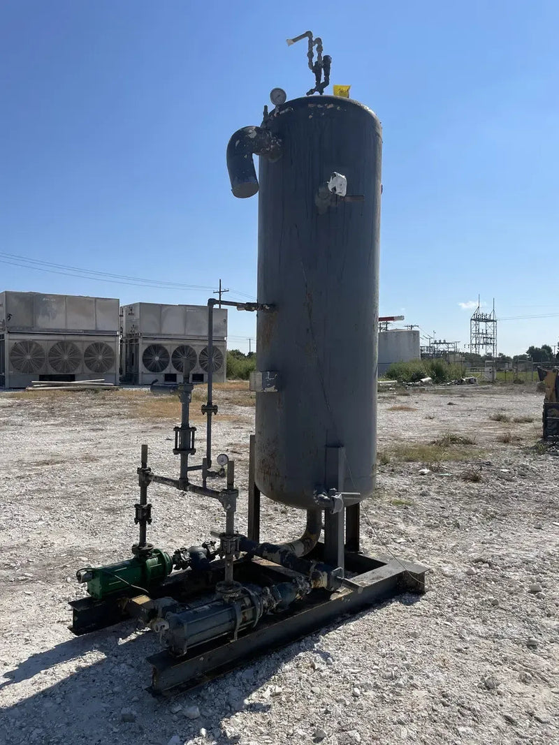 Recirculador vertical de amoníaco para fabricantes y servicios industriales (34 pulgadas x 139 pulgadas, 540 galones, 2 bombas).