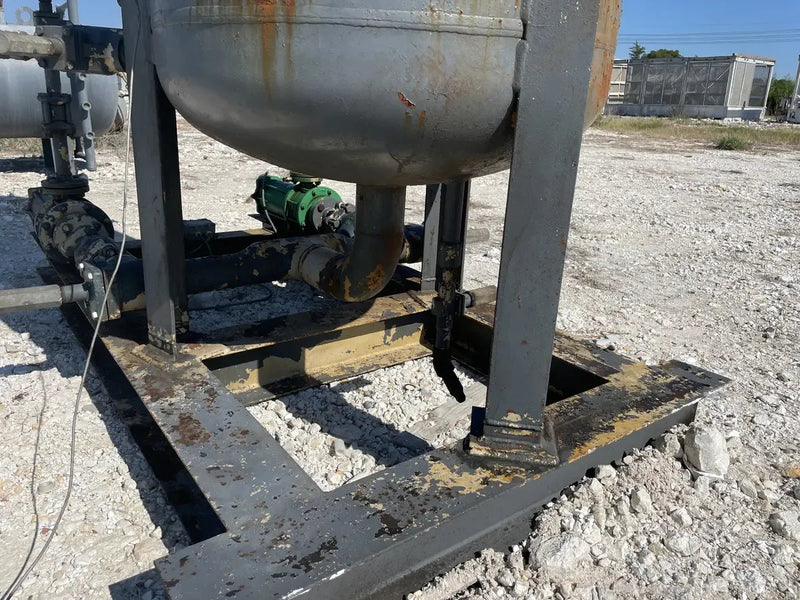 Recirculador vertical de amoníaco para fabricantes y servicios industriales (34 pulgadas x 139 pulgadas, 540 galones, 2 bombas).