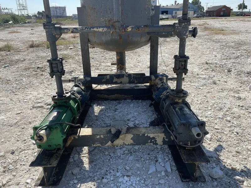 Recirculador vertical de amoníaco para fabricantes y servicios industriales (34 pulgadas x 139 pulgadas, 540 galones, 2 bombas).