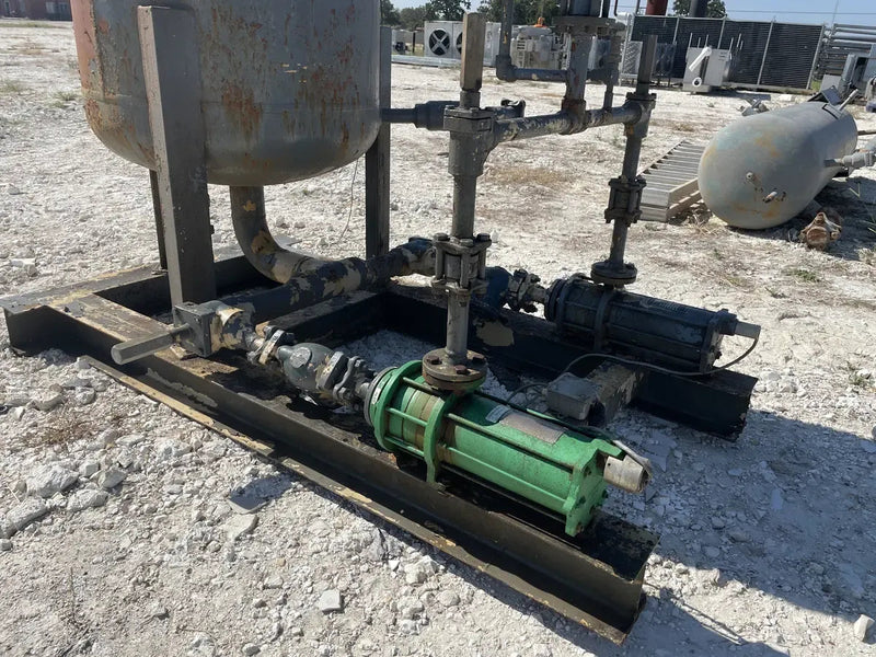 Recirculador vertical de amoníaco para fabricantes y servicios industriales (34 pulgadas x 139 pulgadas, 540 galones, 2 bombas).
