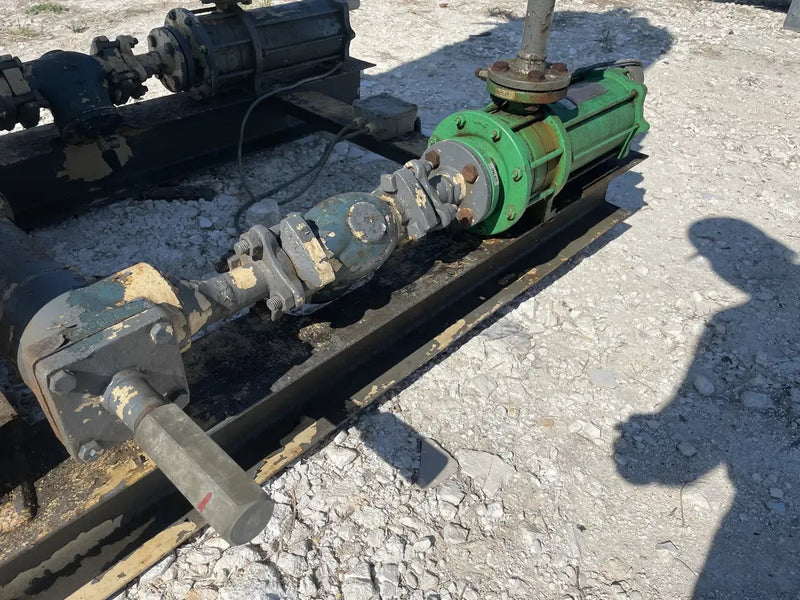 Recirculador vertical de amoníaco para fabricantes y servicios industriales (34 pulgadas x 139 pulgadas, 540 galones, 2 bombas).