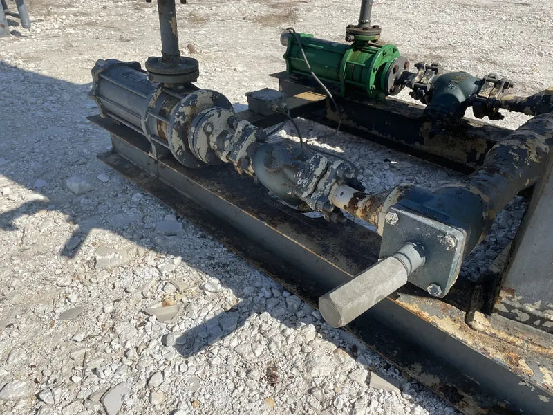 Recirculador vertical de amoníaco para fabricantes y servicios industriales (34 pulgadas x 139 pulgadas, 540 galones, 2 bombas).