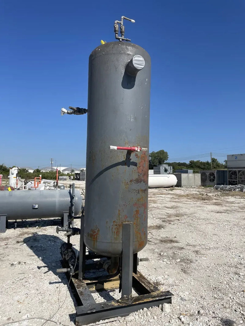 Recirculador vertical de amoníaco para fabricantes y servicios industriales (34 pulgadas x 139 pulgadas, 540 galones, 2 bombas).