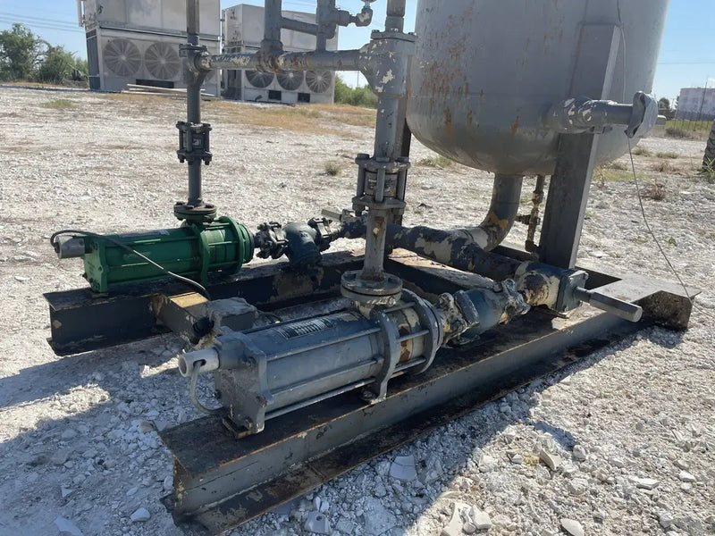 Recirculador vertical de amoníaco para fabricantes y servicios industriales (34 pulgadas x 139 pulgadas, 540 galones, 2 bombas).