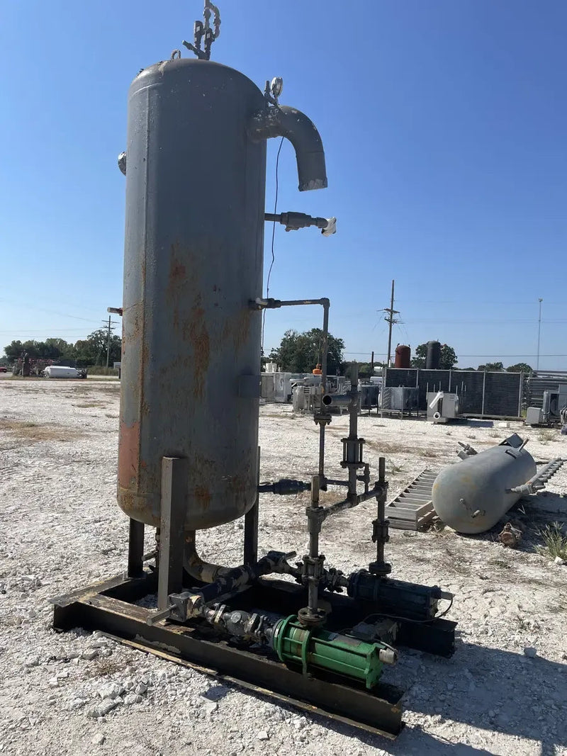 Recirculador vertical de amoníaco para fabricantes y servicios industriales (34 pulgadas x 139 pulgadas, 540 galones, 2 bombas).