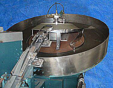 Pneumatic Scale Corporation 8-Head Capper with Rotating Cap Sorter Pneumatic Scale Corporation 