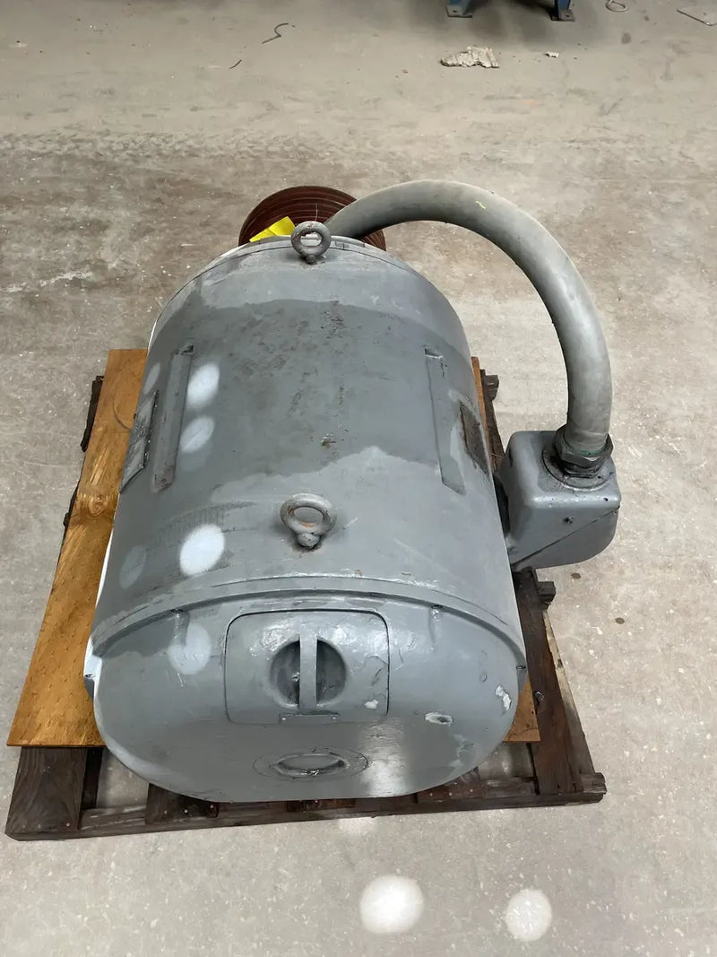 Motor de inducción polifásico ideal (150 HP, 1175 RPM, 440 V)