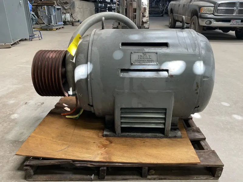 Motor de inducción polifásico ideal (150 HP, 1175 RPM, 440 V)