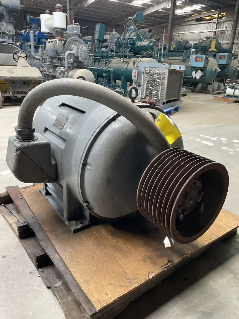 Motor de inducción polifásico ideal (150 HP, 1175 RPM, 440 V)