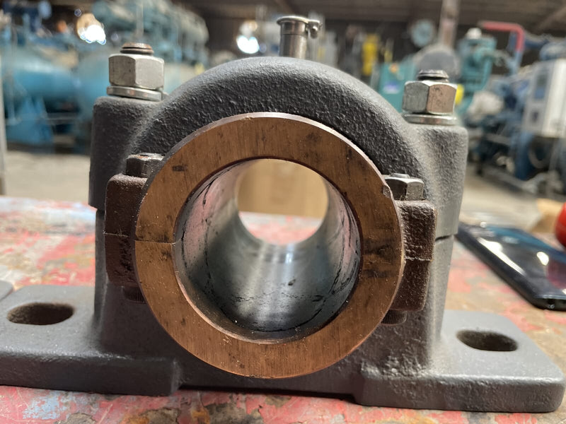 Rodamiento de base dividida con chumacera (diámetro de 2- 3/16", hierro fundido)