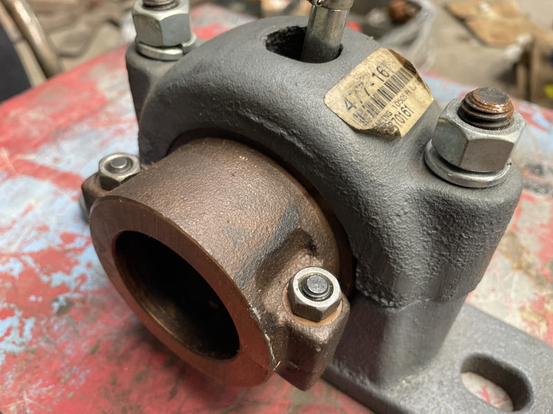 Rodamiento de base dividida con chumacera (diámetro de 2- 3/16", hierro fundido)