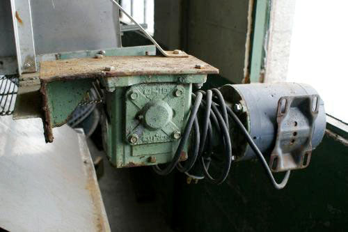 Stainless Steel Rectangular Tank with Dewatering Conveyor - 275 Gallons Genemco 